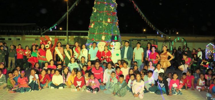 ✅ALCALDE DE MIGUEL CHECA ENCENDIÓ IMPRESIONANTE ÁRBOL NAVIDEÑO EN PLAZA NUEVE DE NOVIEMBRE DE SOJO.