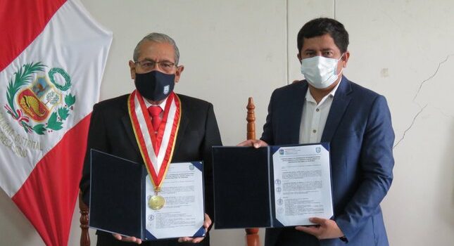 Firman convenio marco de cooperación interinstitucional entre Municipalidad de Miguel Checa y Universidad Nacional de Frontera